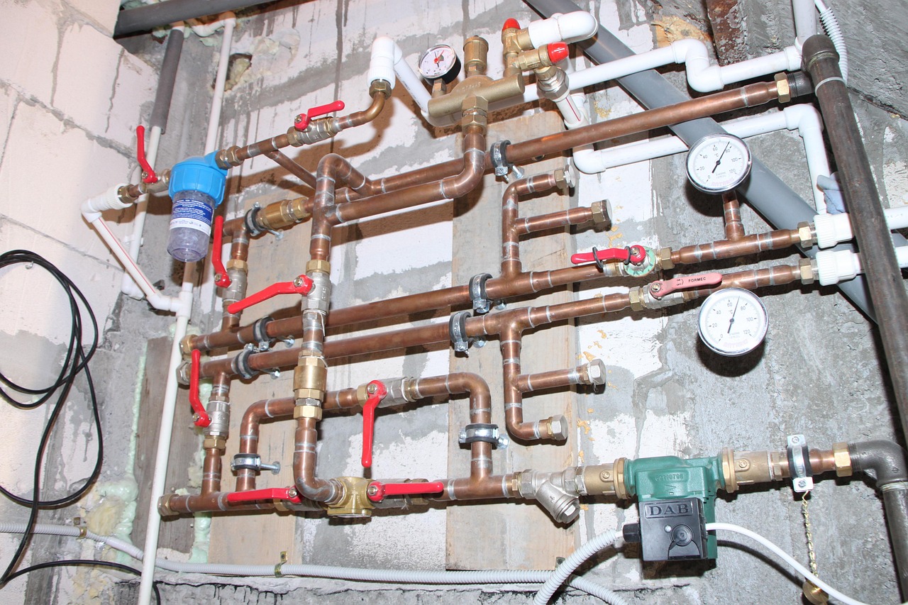 Copper pipe installation with gauges and a circulation pump