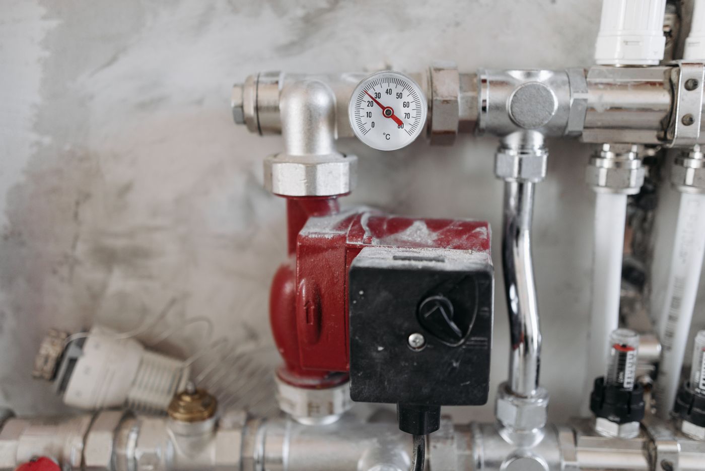 Heating manifold with a pressure gauge